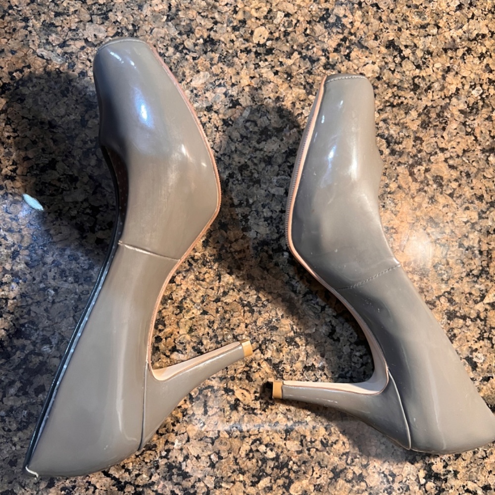 Steve Madden Grey Patent Leather Getta Pump - Size 7.5 - Picture 10 of 11
